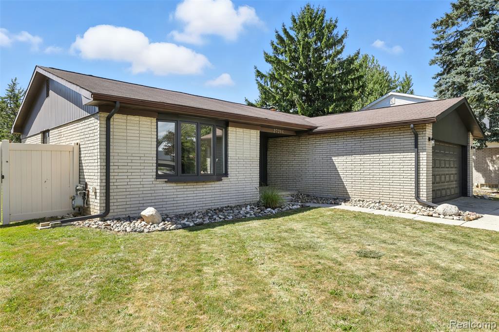 27216 Roney Avenue, Brownstown, MI 48183 — Photo 4