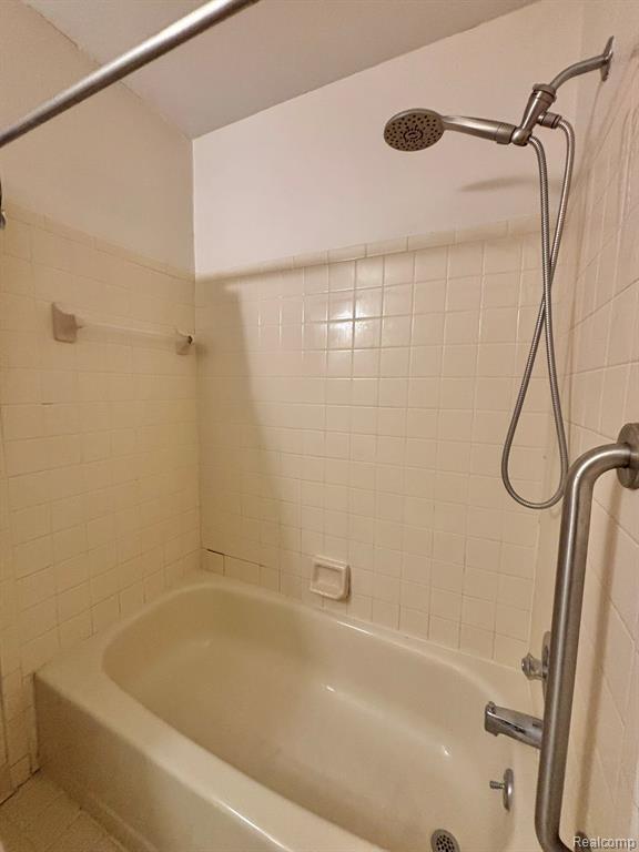 401 Doremus S Doremus Lane W, 10, Saint Clair Shores, MI 48080 — Photo 17