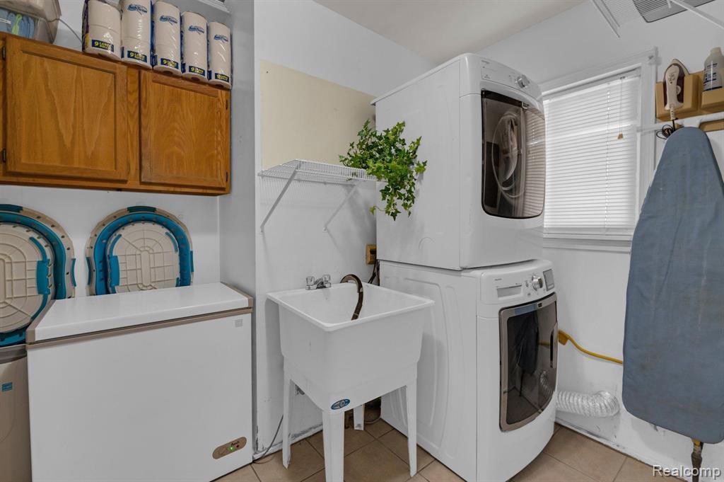 8866 JANIS Street, Utica, MI 48317 — Photo 10