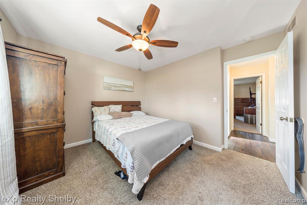 39611 HOLIDAY Drive, Sterling Heights, MI 48313 — Photo 17