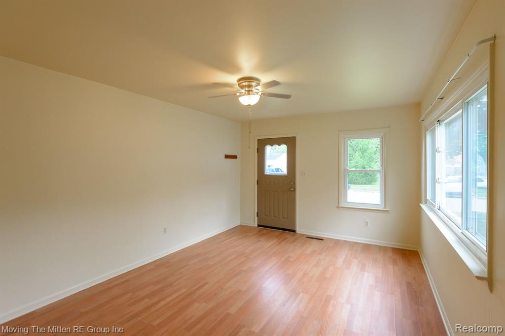 560 GREENLAWN Street, Ypsilanti, MI 48198 — Photo 4