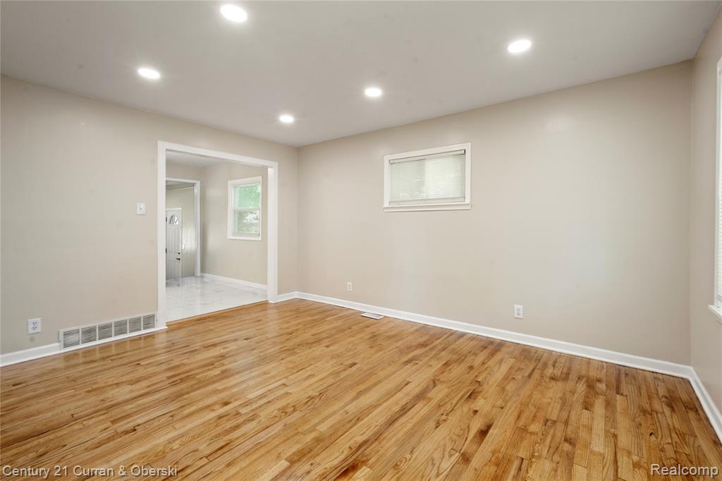 5378 Weddell Street, Dearborn Heights, MI 48125 — Photo 4