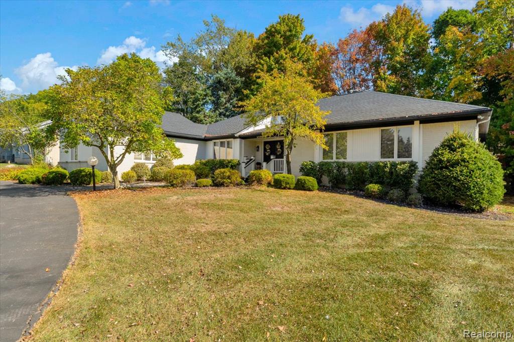6983 Brookeshire Drive, West Bloomfield, MI — Photo 2