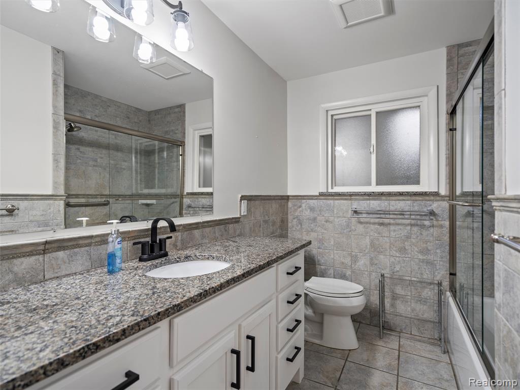8211 Saint John Street, Utica, MI 48317 — Photo 12
