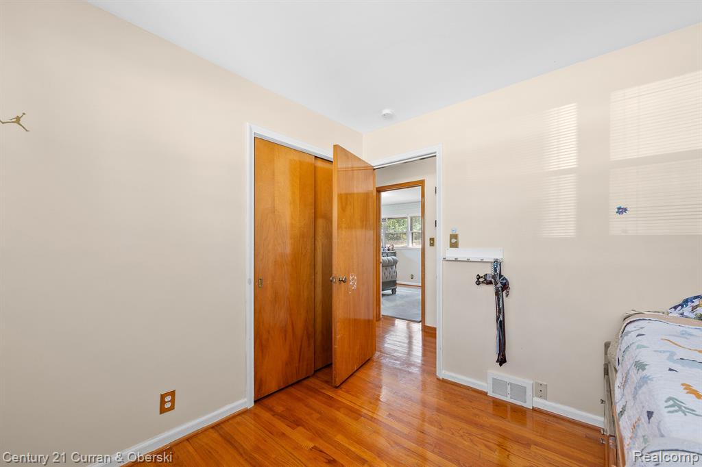 730 WOODCREST Drive, Dearborn, MI 48124 — Photo 14