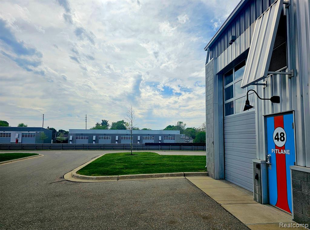 48 PIT Lane, Pontiac, MI 48341 — front exterior