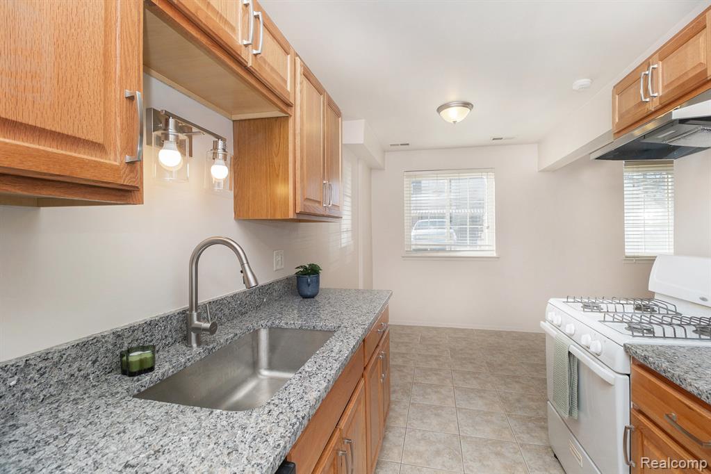 45200 Keding Street, 101, Utica, MI 48317 — Photo 6