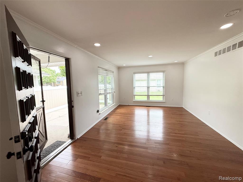 39613 Village Wood Ln, Novi, MI — Photo 3