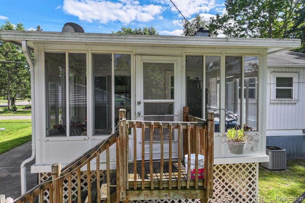 631 NORCHESTER Street, South Lyon, MI 48178 — Photo 4