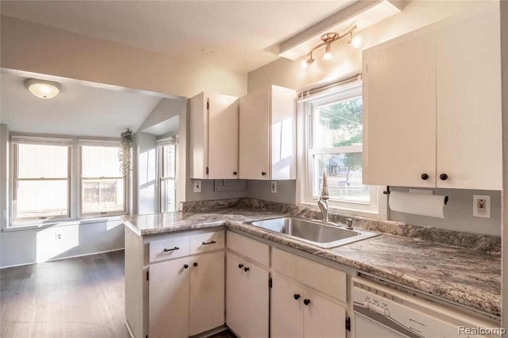 8370 Arlis Street, Commerce Twp, MI 48382 — Photo 5