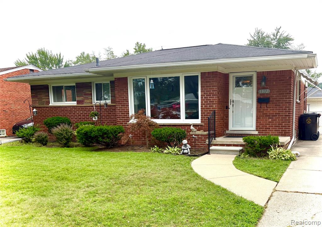 1812 E Longmeadow Road, Trenton, MI 48183