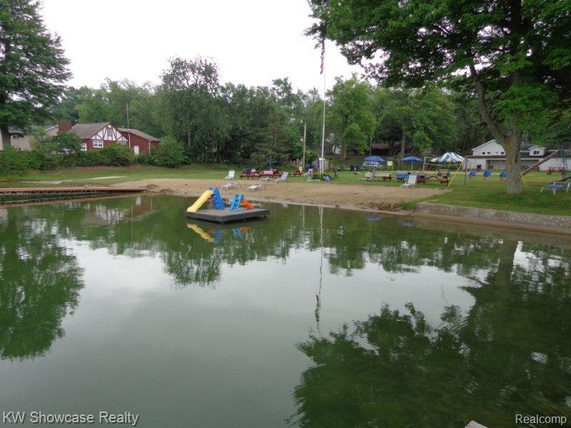 7969 Richardson Road, West Bloomfield, MI 48323 — Photo 36