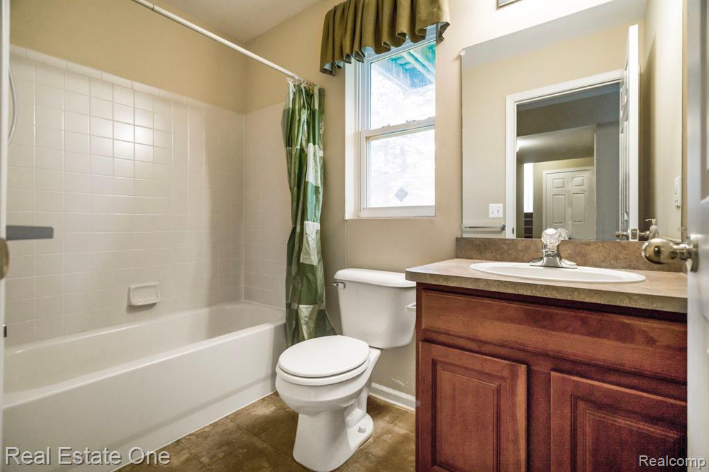 6975 EDGEWATER Drive, Troy, MI 48085 — Photo 20