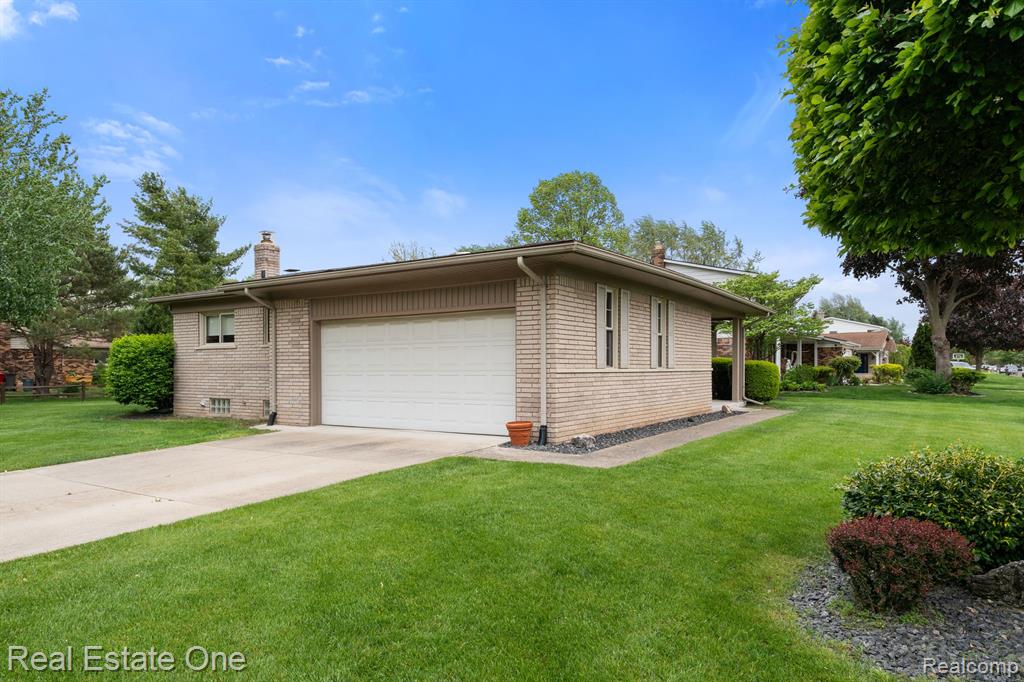 39664 Cadborough Drive, Clinton Twp, MI 48038 — Photo 3
