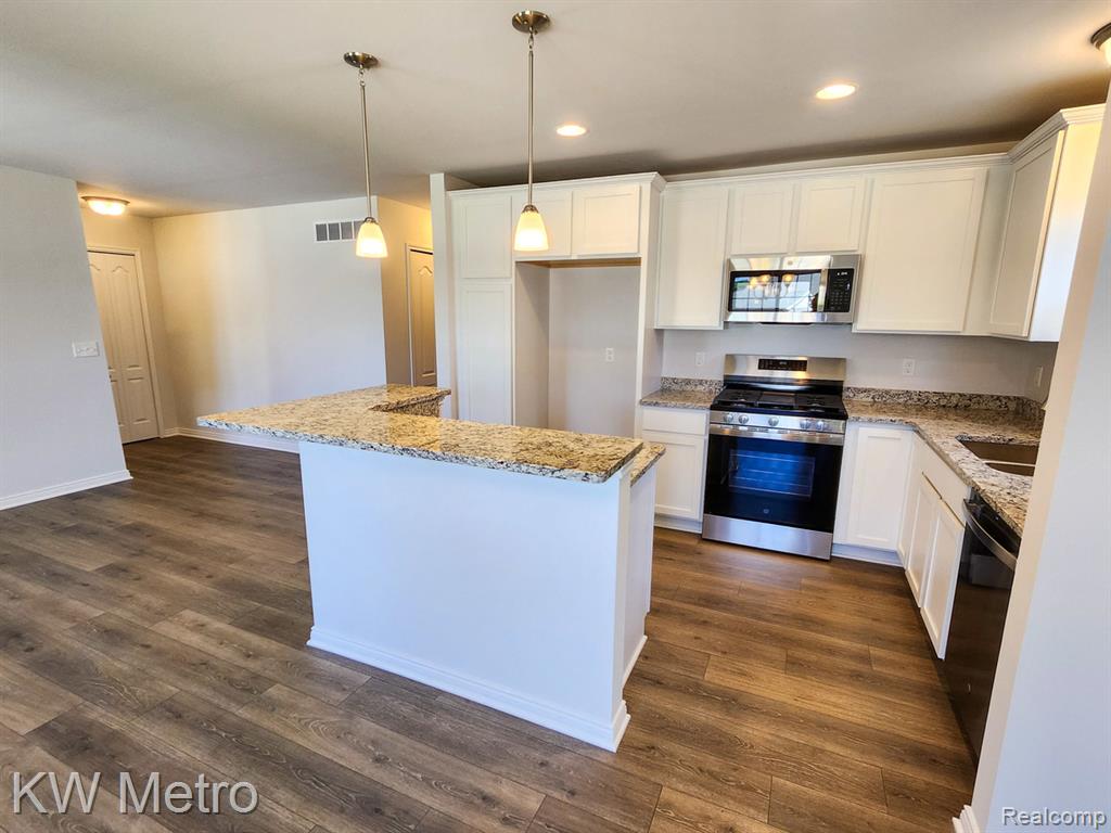 205 Whispering Pines Drive, 11, Fenton, MI 48430 — Photo 6