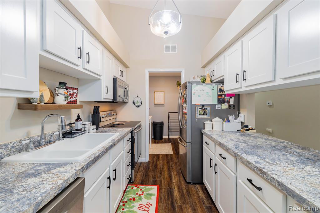 1305 HARBOUR Drive, 13, Trenton, MI 48183 — Photo 14
