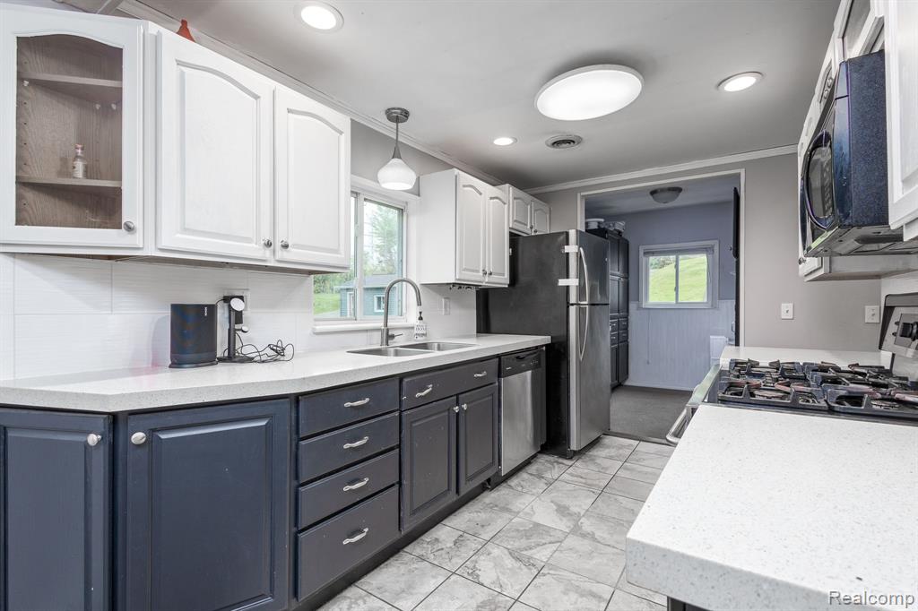 656 Lawson Drive, Lake Orion, MI 48362 — Photo 15