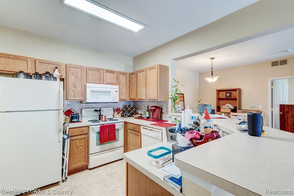 28104 CHESAPEAKE Circle, 334, Walled Lake, MI 48390 — Photo 5