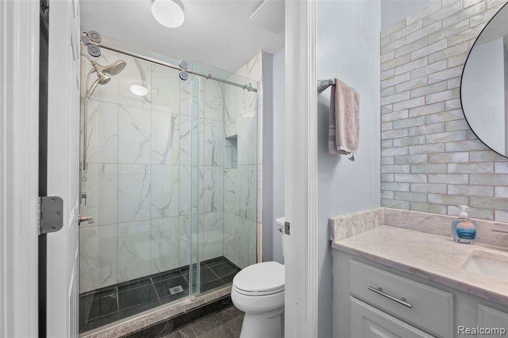 4476 Woodcliff Court, Rochester, MI 48306 — Photo 36
