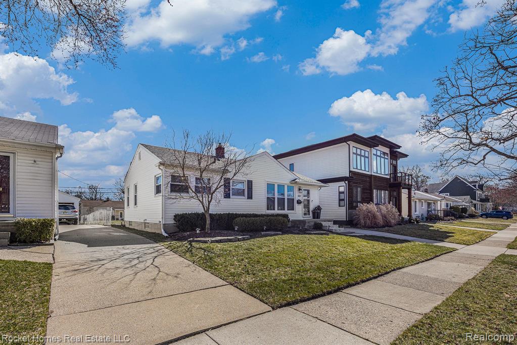 632 N VERMONT Avenue, Royal Oak, MI 48067 — Photo 2