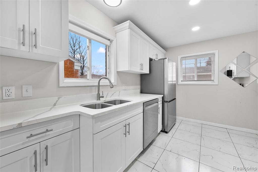8539 Salem Lane, Dearborn Heights, MI 48127 — Photo 12