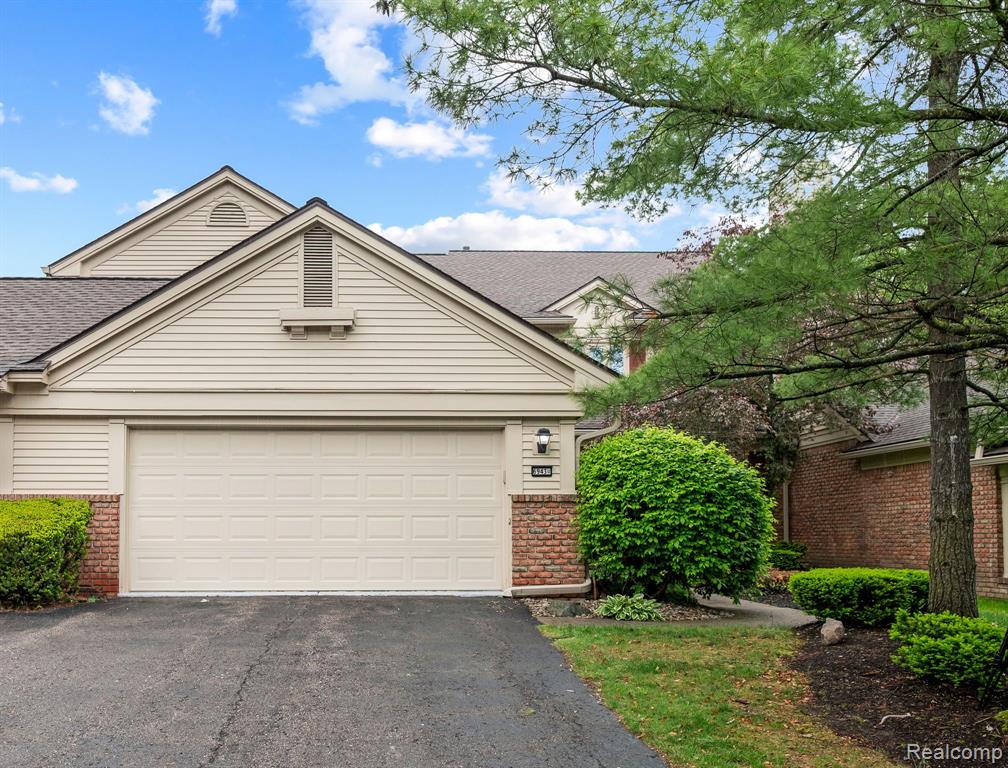 6943 Pebble Park Circle, West Bloomfield, MI — Photo 33