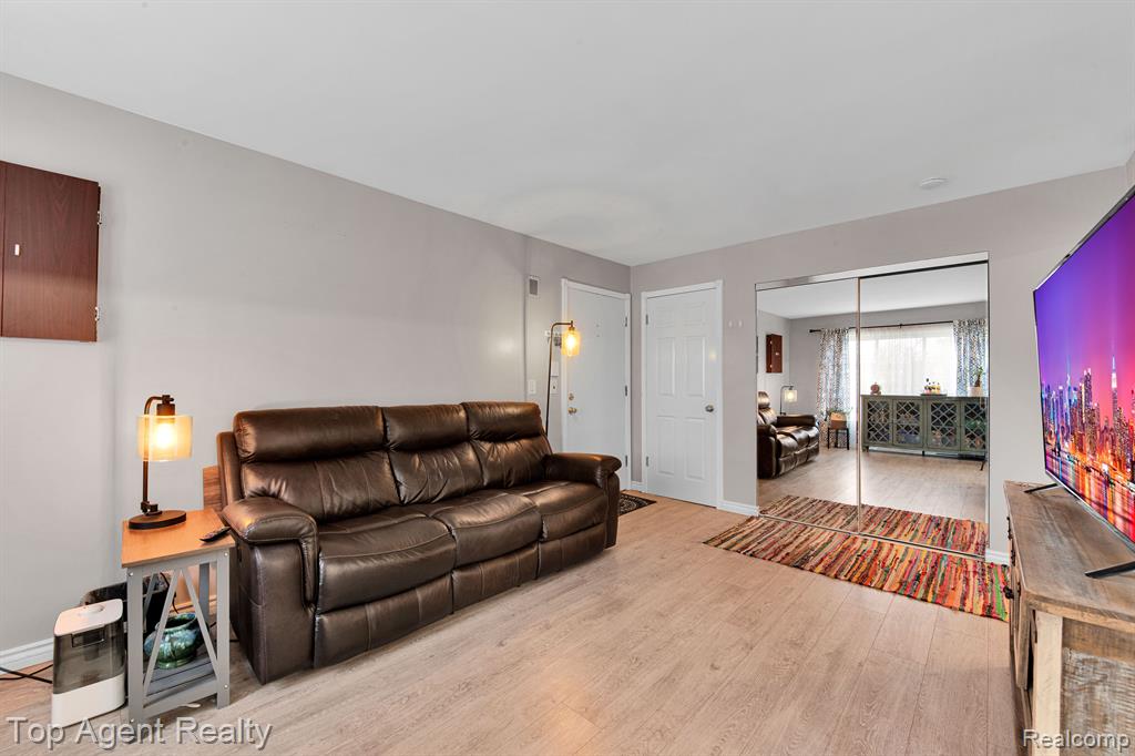 32718 GRAND RIVER Avenue, D7, Farmington, MI 48336 — Photo 4
