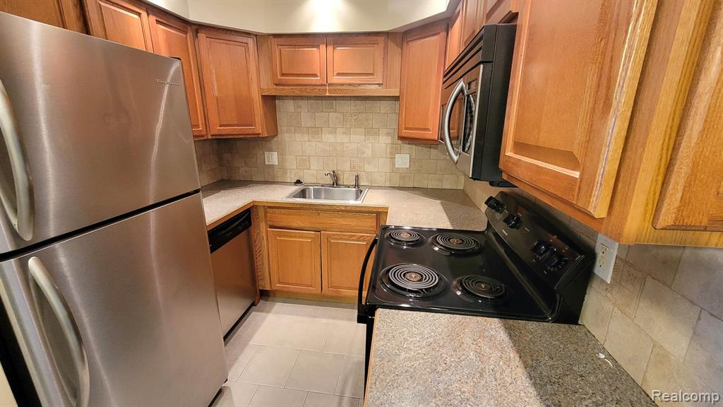 7369 MANOR Circle, 101, Westland, MI — Photo 6
