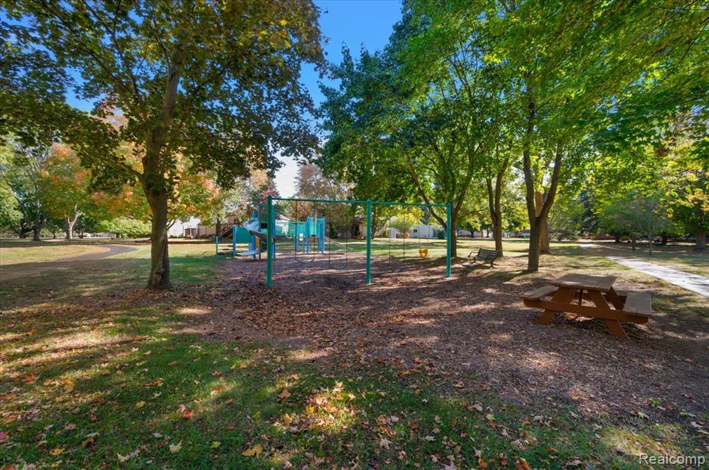 2066 Teaneck Circle, Wixom, MI 48393 — Photo 58