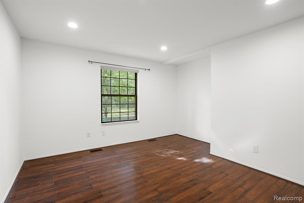37161 DEER RUN Drive, Farmington Hills, MI 48331 — Photo 17