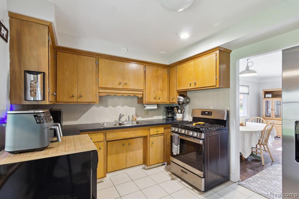 208 E SAINT CLAIR Street, Almont, MI 48003 — Photo 15