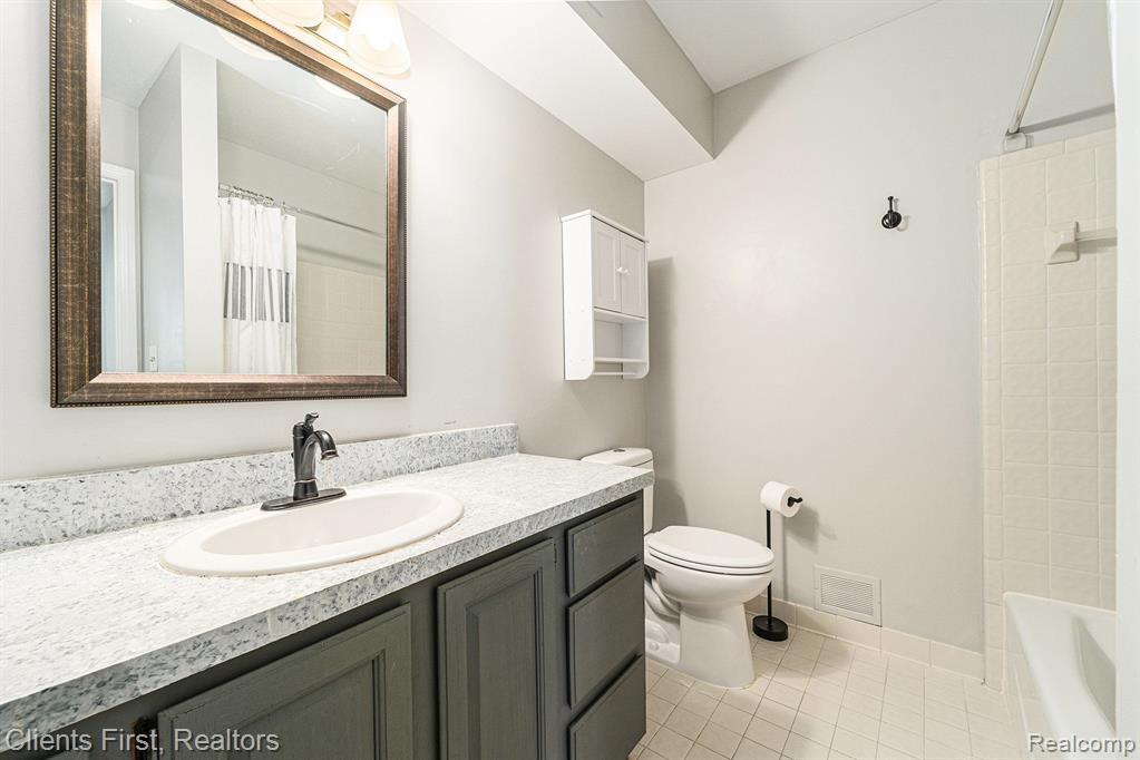 164 PINEWOOD Drive, Plymouth, MI 48170 — Photo 13