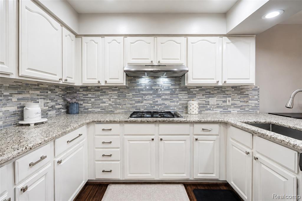 37520 Amber Drive, Farmington Hills, MI 48331 — Photo 22