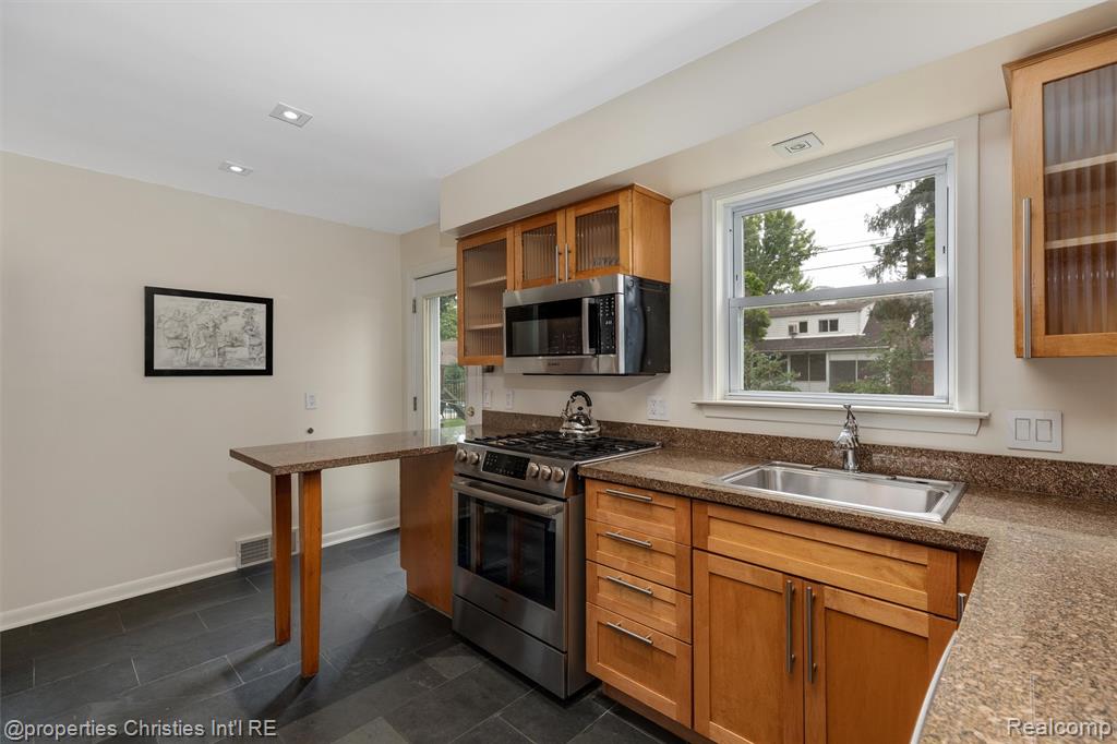 13323 Hart Avenue, Huntington Woods, MI — Photo 12