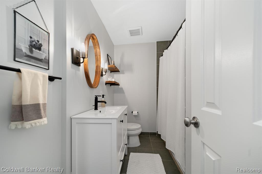 596 S GLENHURST Drive, Birmingham, MI 48009 — Photo 17