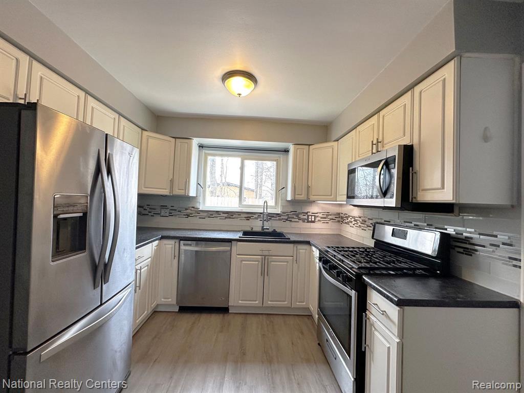 829 W PARKER Avenue, Madison Heights, MI 48071 — Photo 8