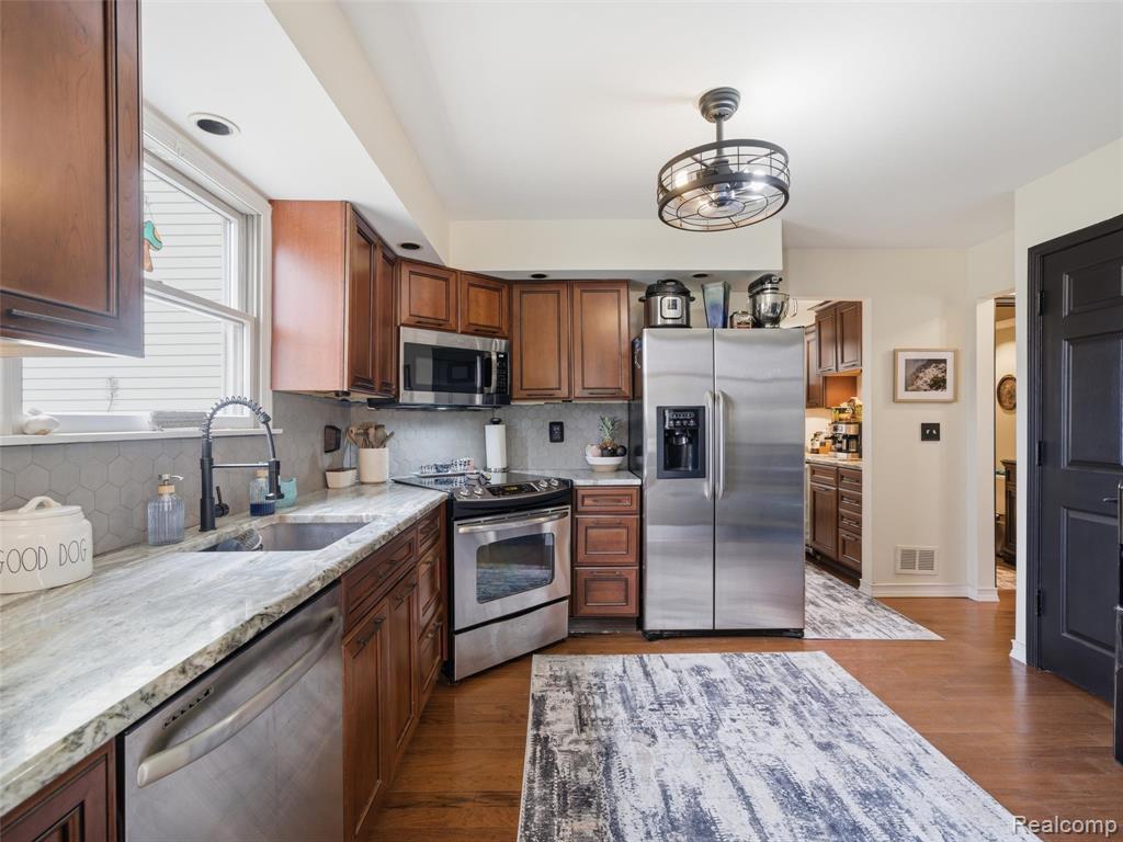 567 Greens Way Boulevard, Lapeer, MI 48446 — Photo 9