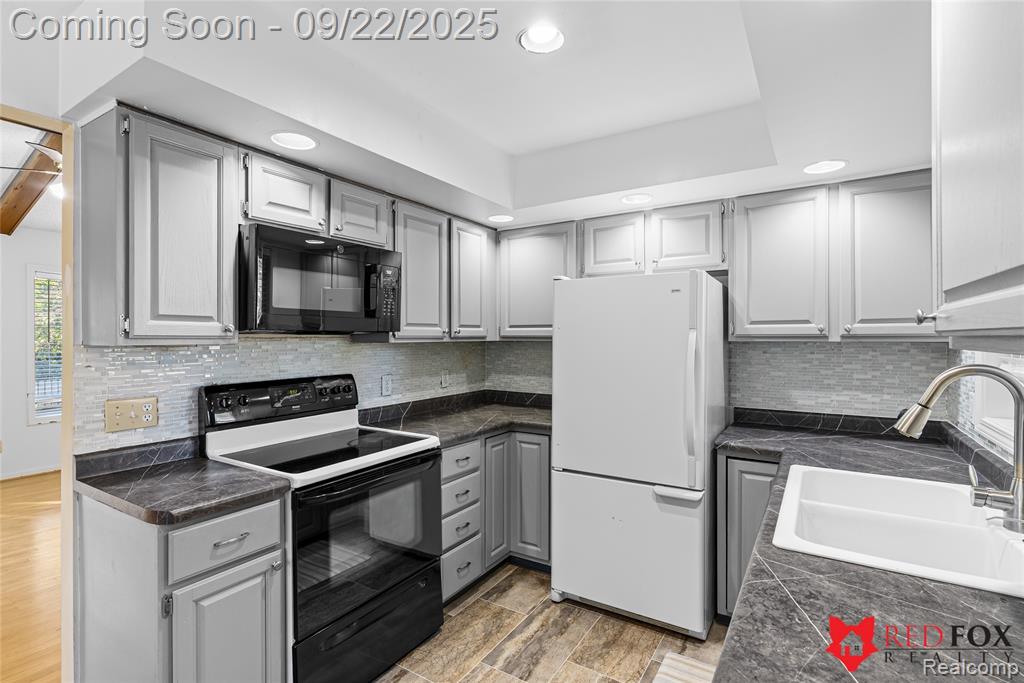 6031 Oak Creek Drive, Swartz Creek, MI 48473 — Photo 9