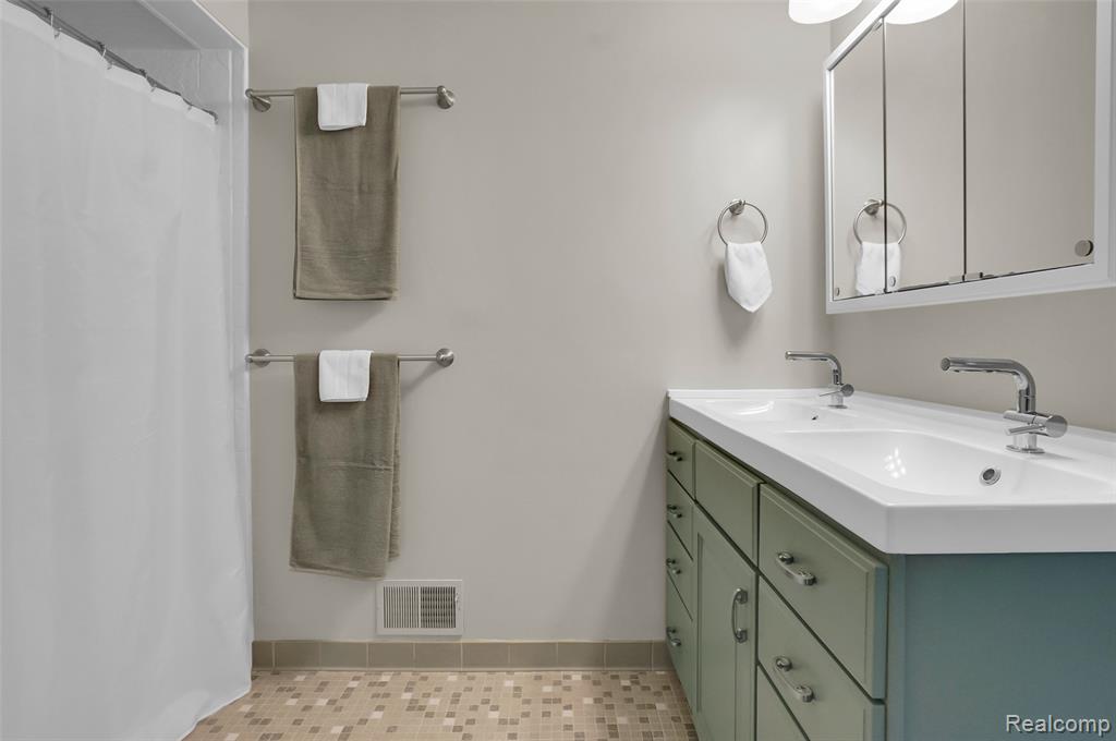 5180 Glenway Drive, Brighton, MI 48116 — Photo 18
