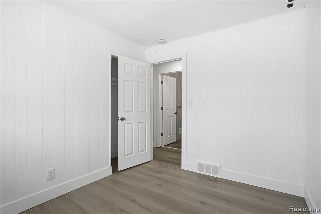 20886 Crestmont Lane, Dearborn Heights, MI 48127 — Photo 23