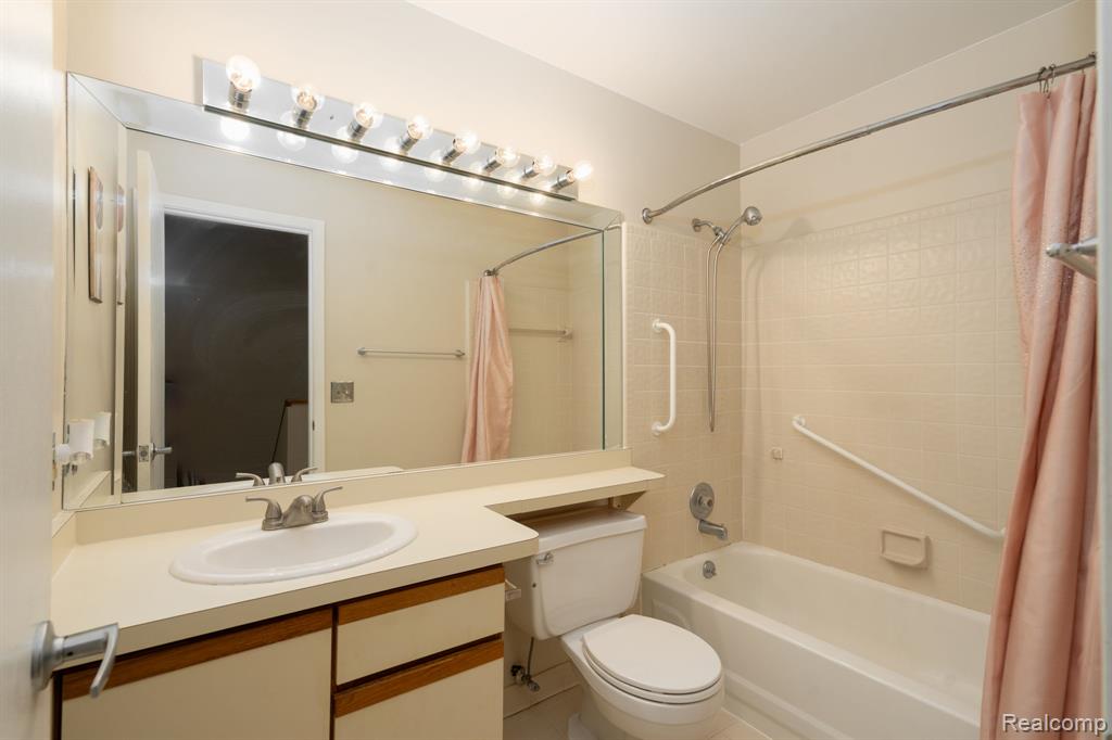 4343 Foxpointe Drive, West Bloomfield, MI 48323 — Photo 30