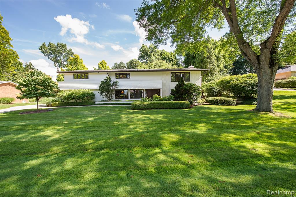 581 Woodway Court, Bloomfield Hills, MI 48302 — front exterior