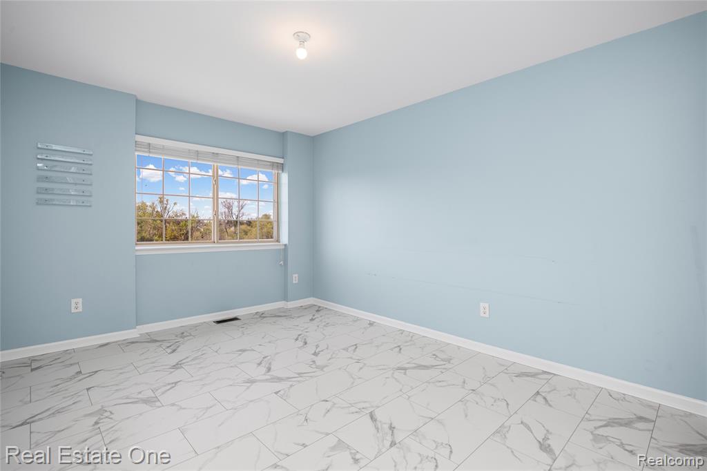 160 Sandy Lane, Walled Lake, MI 48390 — Photo 45