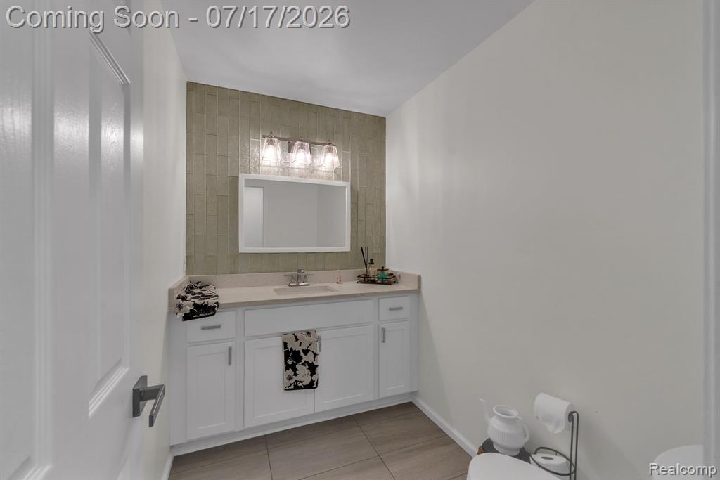 6081 Beachwood Drive, West Bloomfield, MI 48324 — Photo 19