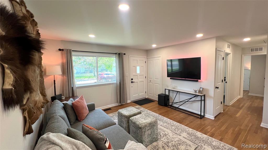 1104 Lexington Parkway, Ypsilanti, MI 48198 — Photo 2