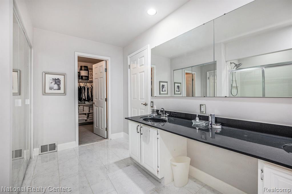 5049 Langlewood Drive, West Bloomfield, MI — Photo 23