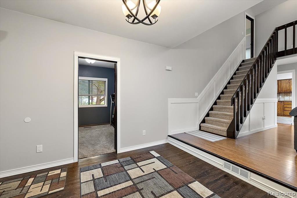8021 Washburn Road, Goodrich Vlg, MI — Photo 4