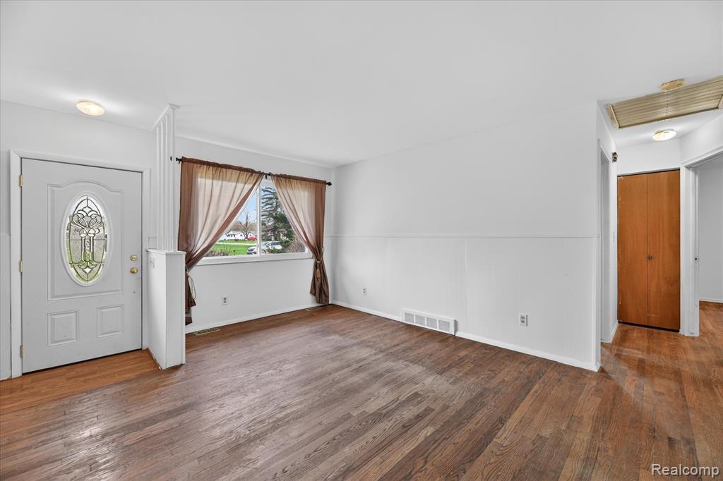 5300 Arnold Drive, Burton, MI 48509 — Photo 6
