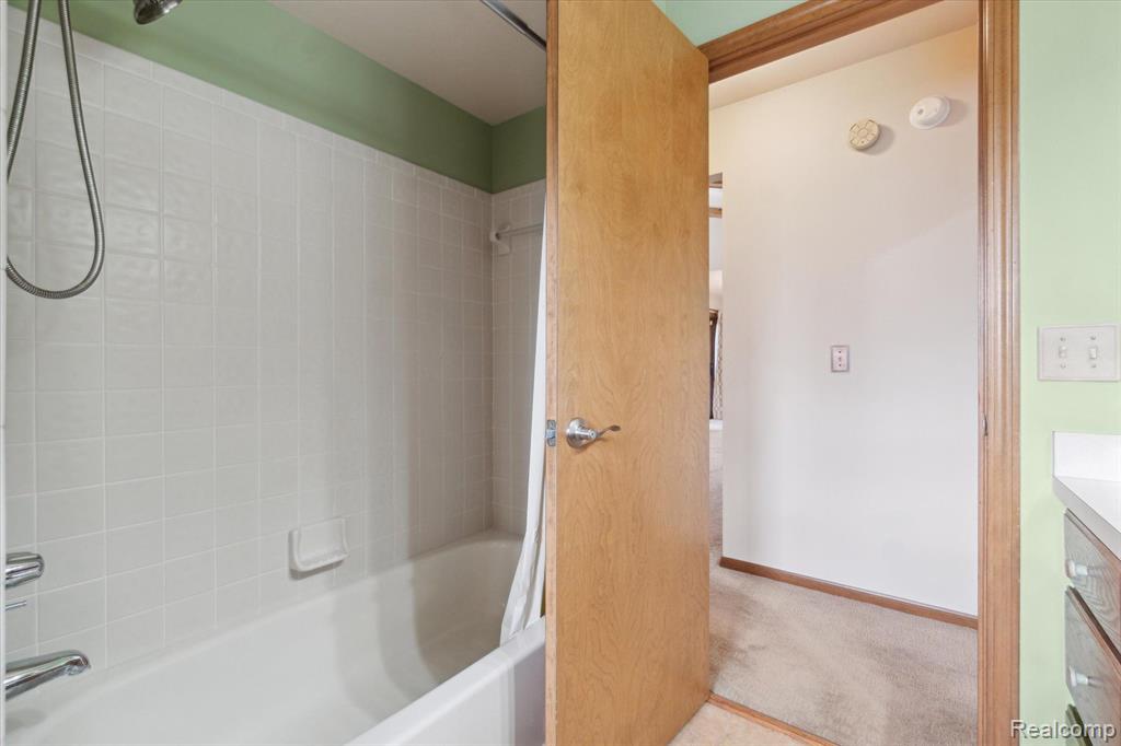 9400 ENGLISHMAN Drive, Fenton, MI 48430 — Photo 23