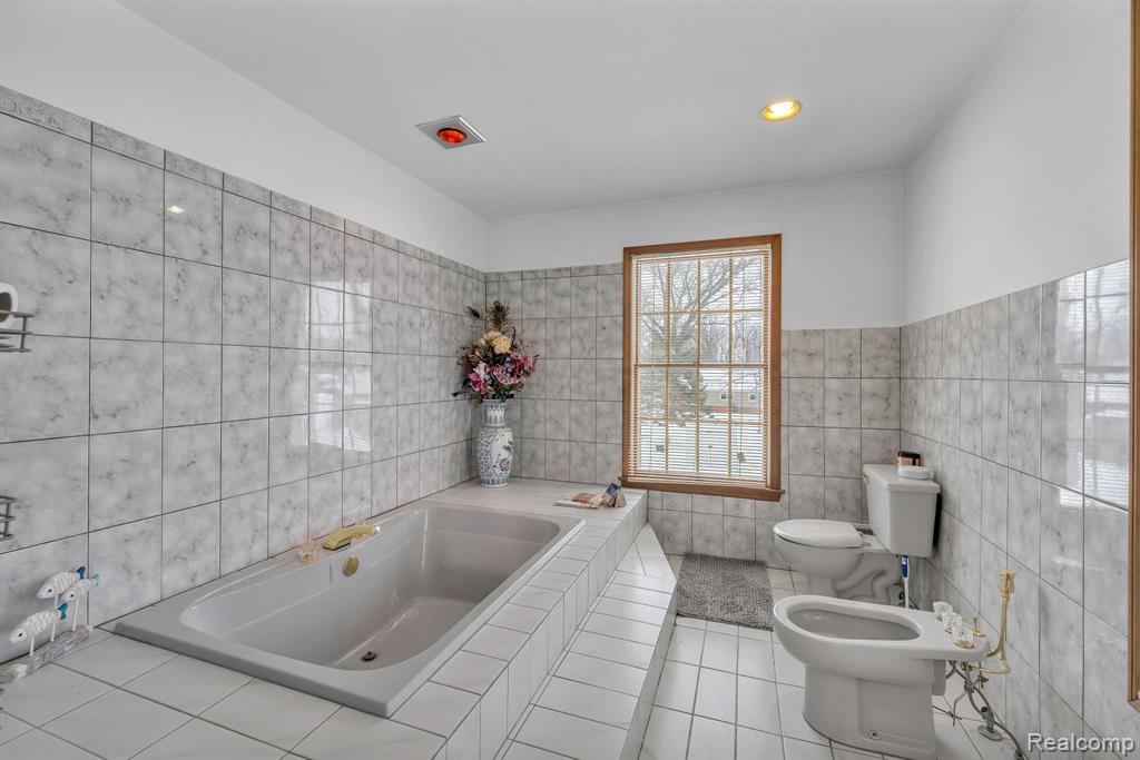8121 Saint James Drive, Grosse Ile, MI 48138 — Photo 35